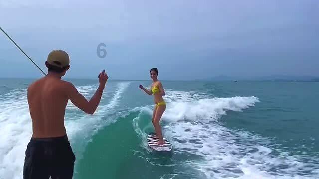 逃离海滩的女孩