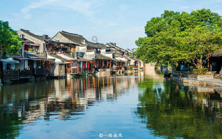 老师带学生们一起跳舞轻松又愉快